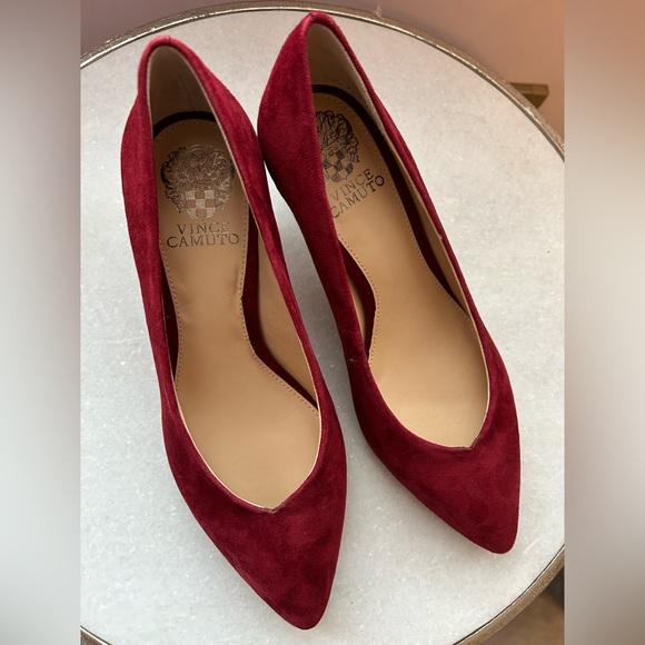 NWT Vince Camuto red suede pumps, Size 8 - Picture 4 of 4